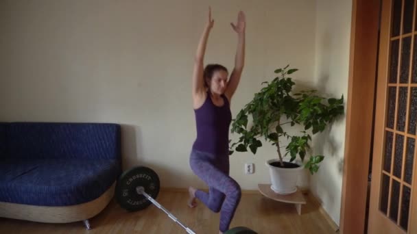 Жінка робить вправи з легенями вдома в спальні. дівчина працює, щоб триматися придатним — стокове відео