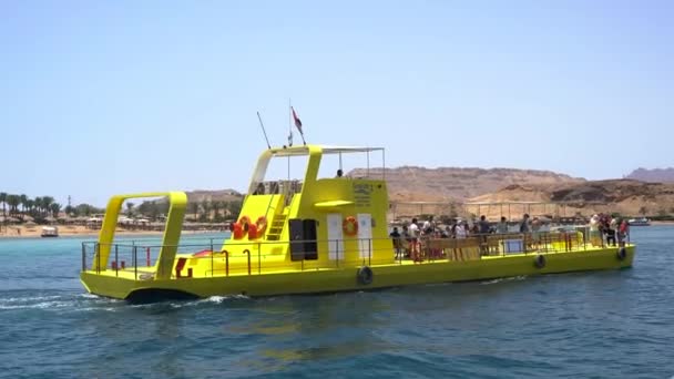 A paisagem marinha amarela com pessoas navega em mar aberto. Submarino — Vídeo de Stock