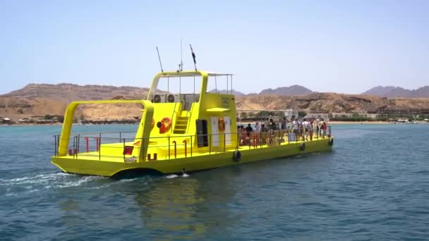 Žlutá ponorka s lidmi pluje na otevřeném moři — Stock video