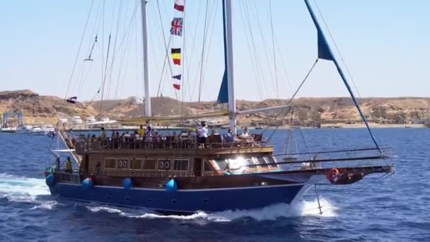 Kapal Perompak Dengan Orang Memiliki Fun Shipping In Sea — Stok Video