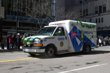 Toronto, ON, Kanada - 12 Ekim 2025: Tatil yoncalarıyla süslenmiş modern Toronto Sağlık Hizmetleri SUV, bir geçit töreninde şehir caddesinde araba sürüyor..