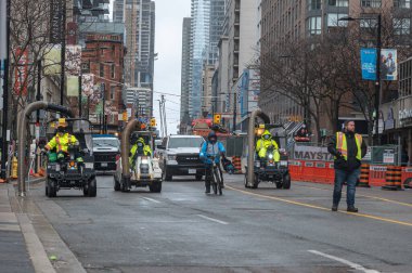 Toronto, ON, Kanada - 12 Ekim 2025: Bir şehir sokak temizleme makinesi, kentsel alanda bir belediye temizlik hizmeti sunuyor.