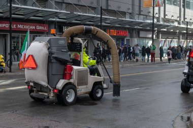 Toronto, ON, Kanada - 12 Ekim 2025: Bir şehir sokak temizleme makinesi, kentsel alanda bir belediye temizlik hizmeti sunuyor.
