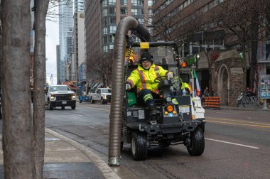 Toronto, ON, Kanada - 12 Ekim 2025: Bir şehir sokak temizleme makinesi, kentsel alanda bir belediye temizlik hizmeti sunuyor.