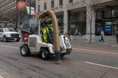 Toronto, ON, Kanada - 12 Ekim 2025: Bir şehir sokak temizleme makinesi, kentsel alanda bir belediye temizlik hizmeti sunuyor.