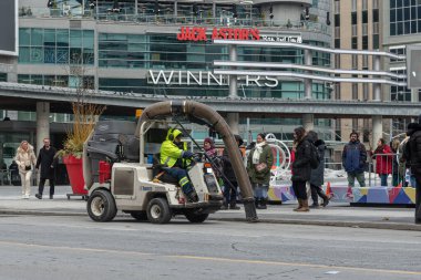 Toronto, ON, Kanada - 12 Ekim 2025: Bir şehir sokak temizleme makinesi, kentsel alanda bir belediye temizlik hizmeti sunuyor.