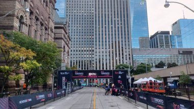 Toronto, ON, Kanada - 18 Ekim 2025: Geleneksel liman maratonu için resmi bitiş çizgisi şehir merkezindeki boş bir caddede duruyor.