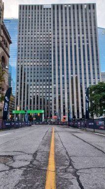 Toronto, ON, Kanada - 18 Ekim 2025: Yarış engelleri olan boş bir şehir caddesi uzun bir ofis kulesinin önünde maratonun önünde duruyor.
