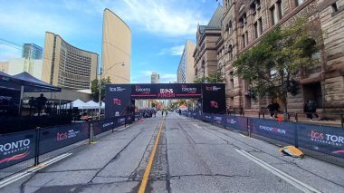 Toronto, ON, Kanada - 18 Ekim 2025: Geleneksel liman maratonu için resmi bitiş çizgisi şehir merkezindeki boş bir caddede duruyor.