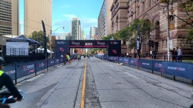 Toronto, ON, Kanada - 18 Ekim 2025: Geleneksel liman maratonu için resmi bitiş çizgisi şehir merkezindeki boş bir caddede duruyor.