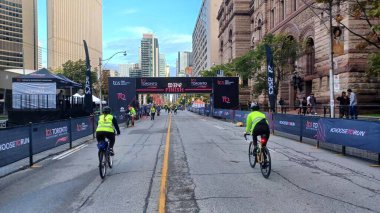 Toronto, ON, Kanada - 18 Ekim 2025: Geleneksel liman maratonu için resmi bitiş çizgisi şehir merkezindeki boş bir caddede duruyor.