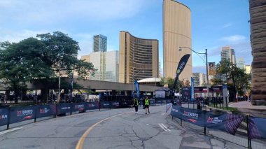 Toronto, ON, Kanada - 18 Ekim 2025: Geleneksel liman maratonu için resmi bitiş çizgisi şehir merkezindeki boş bir caddede duruyor.