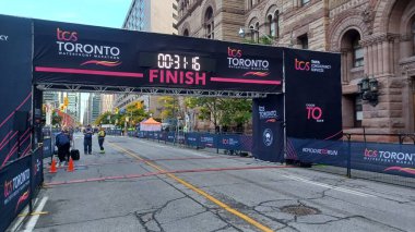 Toronto, ON, Kanada - 18 Ekim 2025: Geleneksel liman maratonu için resmi bitiş çizgisi şehir merkezindeki boş bir caddede duruyor.
