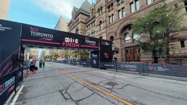 Toronto, ON, Kanada - 18 Ekim 2025: Geleneksel liman maratonu için resmi bitiş çizgisi şehir merkezindeki boş bir caddede duruyor.