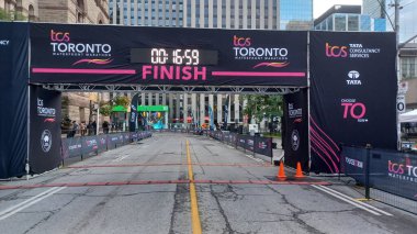 Toronto, ON, Kanada - 18 Ekim 2025: Geleneksel liman maratonu için resmi bitiş çizgisi şehir merkezindeki boş bir caddede duruyor.