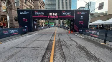 Toronto, ON, Kanada - 18 Ekim 2025: Geleneksel liman maratonu için resmi bitiş çizgisi şehir merkezindeki boş bir caddede duruyor.
