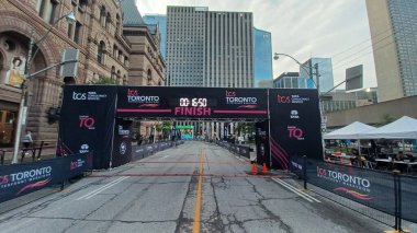 Toronto, ON, Kanada - 18 Ekim 2025: Geleneksel liman maratonu için resmi bitiş çizgisi şehir merkezindeki boş bir caddede duruyor.