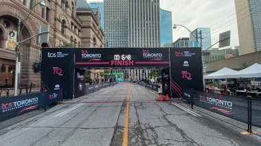 Toronto, ON, Kanada - 18 Ekim 2025: Geleneksel liman maratonu için resmi bitiş çizgisi şehir merkezindeki boş bir caddede duruyor.