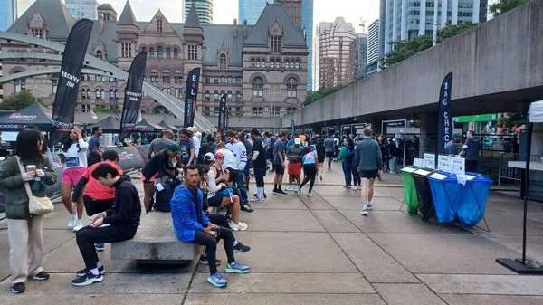 Toronto, ON, Kanada - 18 Ekim 2025: Bir maraton maratonu başlamadan önce geniş bir halk meydanında büyük bir kalabalık toplandı.