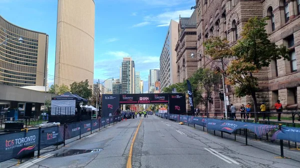 Toronto, ON, Kanada - 18 Ekim 2025: Geleneksel liman maratonu için resmi bitiş çizgisi şehir merkezindeki boş bir caddede duruyor.