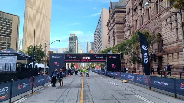 Toronto, ON, Kanada - 18 Ekim 2025: Geleneksel liman maratonu için resmi bitiş çizgisi şehir merkezindeki boş bir caddede duruyor.