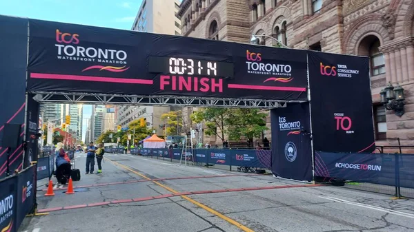 Toronto, ON, Kanada - 18 Ekim 2025: Geleneksel liman maratonu için resmi bitiş çizgisi şehir merkezindeki boş bir caddede duruyor.