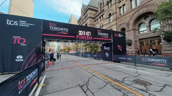 Toronto, ON, Kanada - 18 Ekim 2025: Geleneksel liman maratonu için resmi bitiş çizgisi şehir merkezindeki boş bir caddede duruyor.