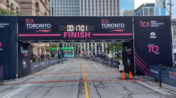 Toronto, ON, Kanada - 18 Ekim 2025: Geleneksel liman maratonu için resmi bitiş çizgisi şehir merkezindeki boş bir caddede duruyor.