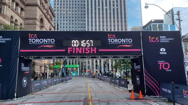 Toronto, ON, Kanada - 18 Ekim 2025: Geleneksel liman maratonu için resmi bitiş çizgisi şehir merkezindeki boş bir caddede duruyor.