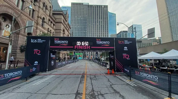 Toronto, ON, Kanada - 18 Ekim 2025: Geleneksel liman maratonu için resmi bitiş çizgisi şehir merkezindeki boş bir caddede duruyor.