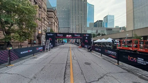 Toronto, ON, Kanada - 18 Ekim 2025: Geleneksel liman maratonu için resmi bitiş çizgisi şehir merkezindeki boş bir caddede duruyor.