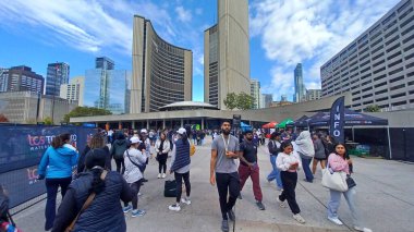 Toronto, ON, Kanada - 18 Ekim 2025: Bir maraton maratonu başlamadan önce geniş bir halk meydanında büyük bir kalabalık toplandı.