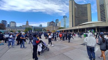 Toronto, ON, Kanada - 18 Ekim 2025: Bir maraton maratonu başlamadan önce geniş bir halk meydanında büyük bir kalabalık toplandı.