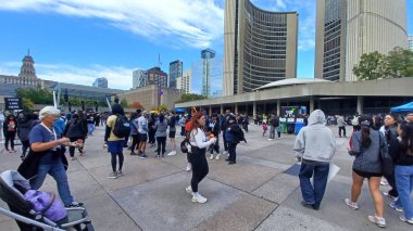 Toronto, ON, Kanada - 18 Ekim 2025: Bir maraton maratonu başlamadan önce geniş bir halk meydanında büyük bir kalabalık toplandı.