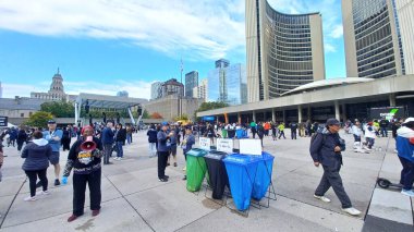 Toronto, ON, Kanada - 18 Ekim 2025: Bir maraton maratonu başlamadan önce geniş bir halk meydanında büyük bir kalabalık toplandı.