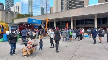 Toronto, ON, Kanada - 18 Ekim 2025: Bir maraton maratonu başlamadan önce geniş bir halk meydanında büyük bir kalabalık toplandı.