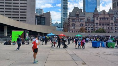 Toronto, ON, Kanada - 18 Ekim 2025: Bir maraton maratonu başlamadan önce geniş bir halk meydanında büyük bir kalabalık toplandı.