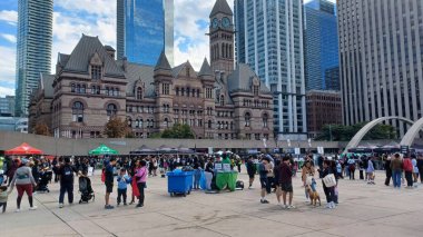 Toronto, ON, Kanada - 18 Ekim 2025: Bir maraton maratonu başlamadan önce geniş bir halk meydanında büyük bir kalabalık toplandı.
