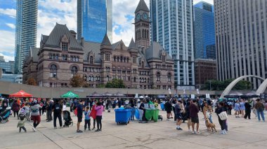 Toronto, ON, Kanada - 18 Ekim 2025: Bir maraton maratonu başlamadan önce geniş bir halk meydanında büyük bir kalabalık toplandı.