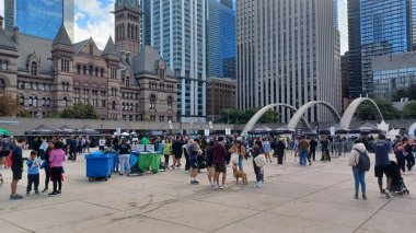 Toronto, ON, Kanada - 18 Ekim 2025: Bir maraton maratonu başlamadan önce geniş bir halk meydanında büyük bir kalabalık toplandı.