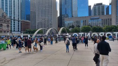 Toronto, ON, Kanada - 18 Ekim 2025: Bir maraton maratonu başlamadan önce geniş bir halk meydanında büyük bir kalabalık toplandı.