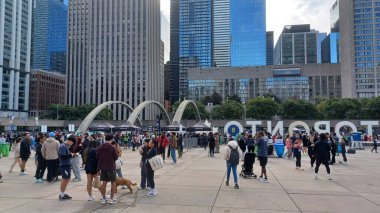 Toronto, ON, Kanada - 18 Ekim 2025: Bir maraton maratonu başlamadan önce geniş bir halk meydanında büyük bir kalabalık toplandı.