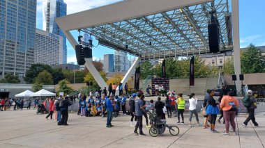 Toronto, ON, Kanada - 18 Ekim 2025: Bir maraton maratonu başlamadan önce geniş bir halk meydanında büyük bir kalabalık toplandı.