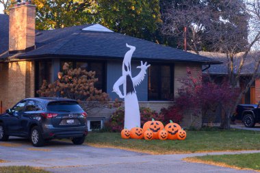 Toronto, ON, Kanada - 12 Ekim 2024: Cadılar Bayramı süslemeleri dışarıda olan eve bakın.