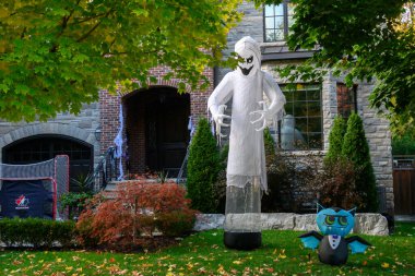 Toronto, ON, Kanada - 12 Ekim 2024: Cadılar Bayramı süslemeleri dışarıda olan eve bakın.