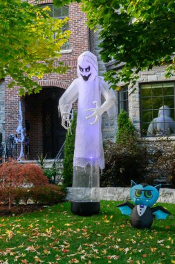 Toronto, ON, Kanada - 12 Ekim 2024: Cadılar Bayramı süslemeleri dışarıda olan eve bakın.