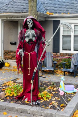 Toronto, ON, Kanada - 12 Ekim 2024: Cadılar Bayramı süslemeleri dışarıda olan eve bakın.