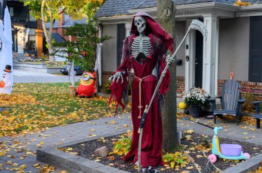 Toronto, ON, Kanada - 12 Ekim 2024: Cadılar Bayramı süslemeleri dışarıda olan eve bakın.