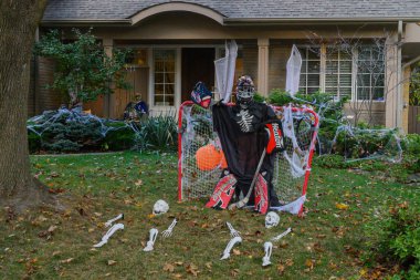 Toronto, ON, Kanada - 12 Ekim 2024: Cadılar Bayramı süslemeleri dışarıda olan eve bakın.