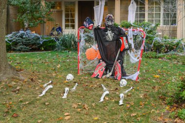 Toronto, ON, Kanada - 12 Ekim 2024: Cadılar Bayramı süslemeleri dışarıda olan eve bakın.